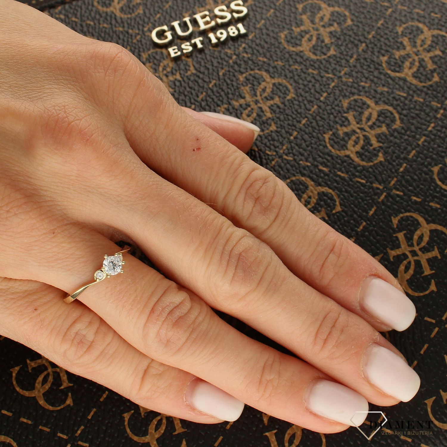 Złoty pierścionek 333 zaręczynowy z cyrkonią PI 2799 (1).jpg